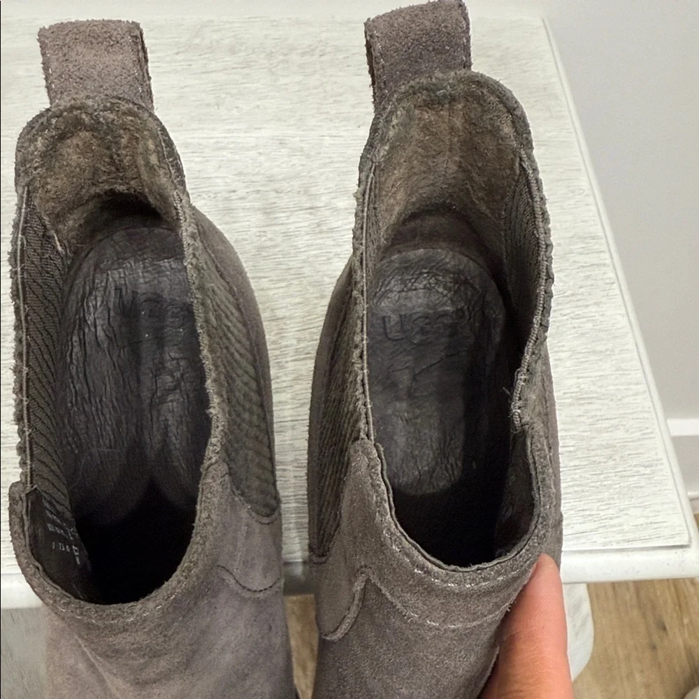 UGG Cobie ll Size 9 Chelsea Charcoal Suede Ankle Booties